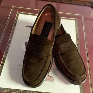 ❤️❤️To Boot of New York’s Brown suede Penny loafers in size 8.